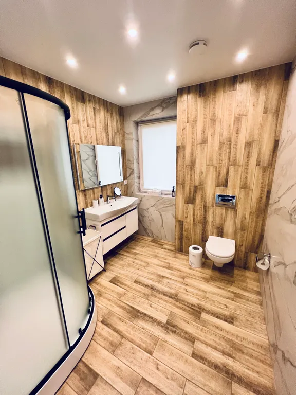 Wanderlust: загородный дом у реки с баней и джакузи