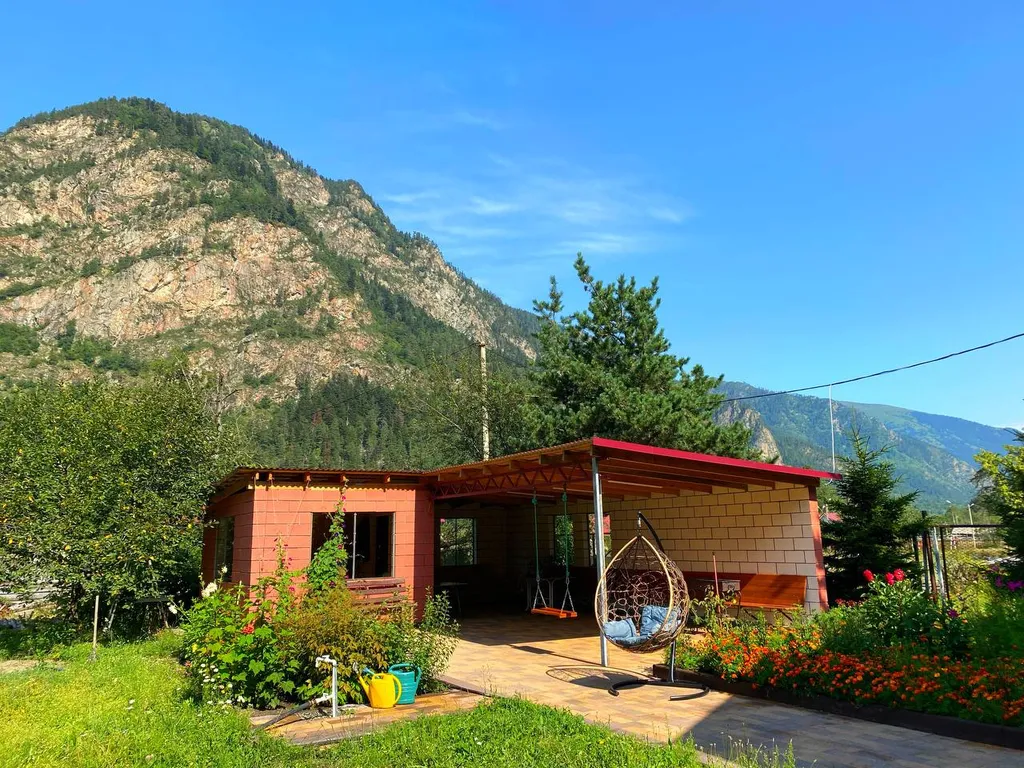 Веранда в окружении величественных гор