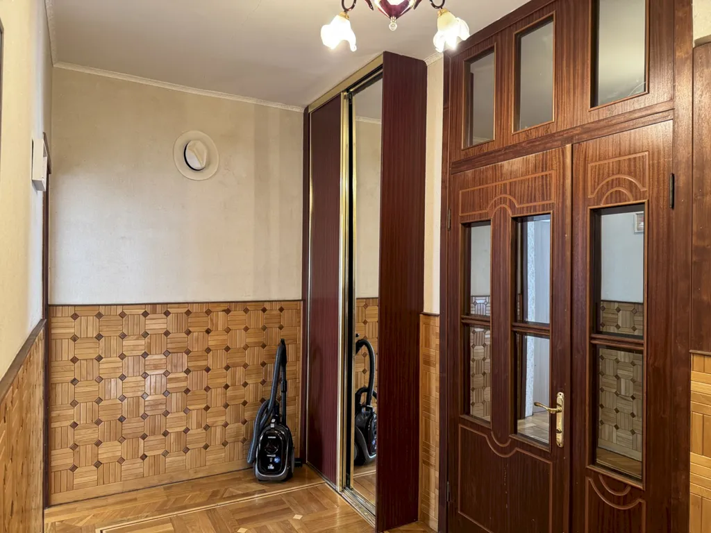 Квартира Четырёхкомнатная квартира в центре с балконом – 7 минут до моря — Геленджик