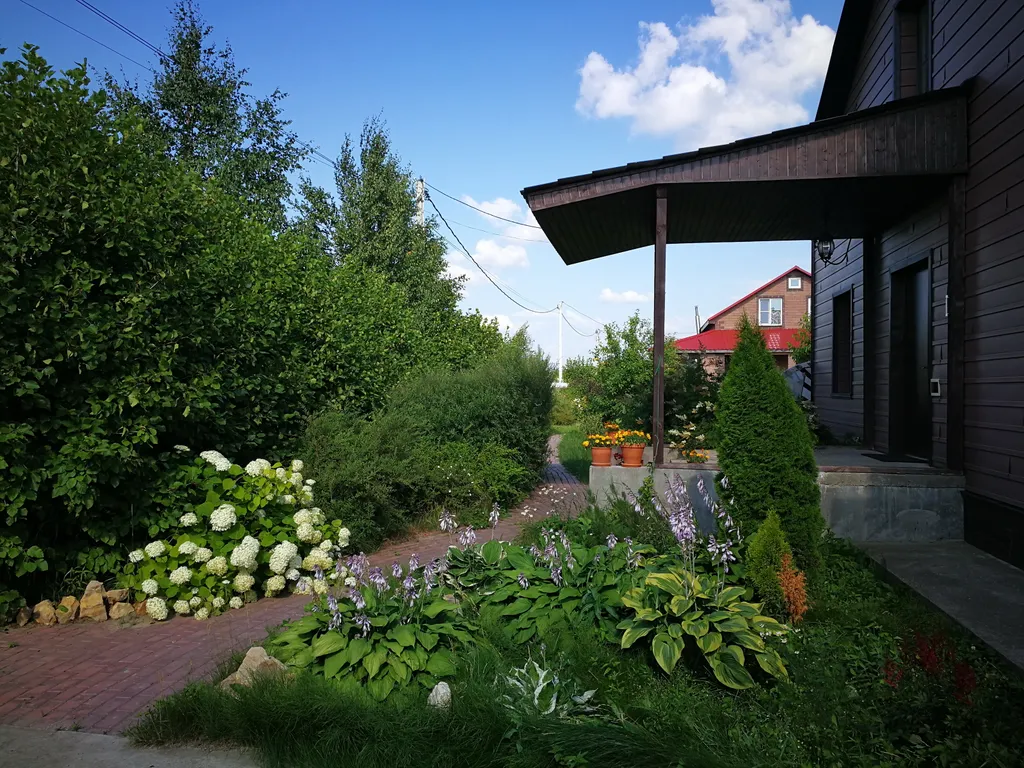 Просторный дом с живописным садом