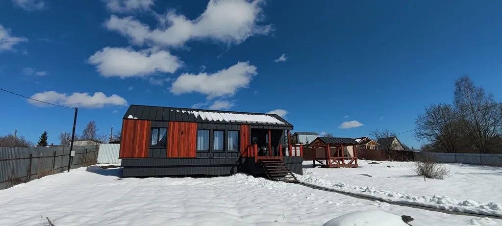 Дом рядом с озером