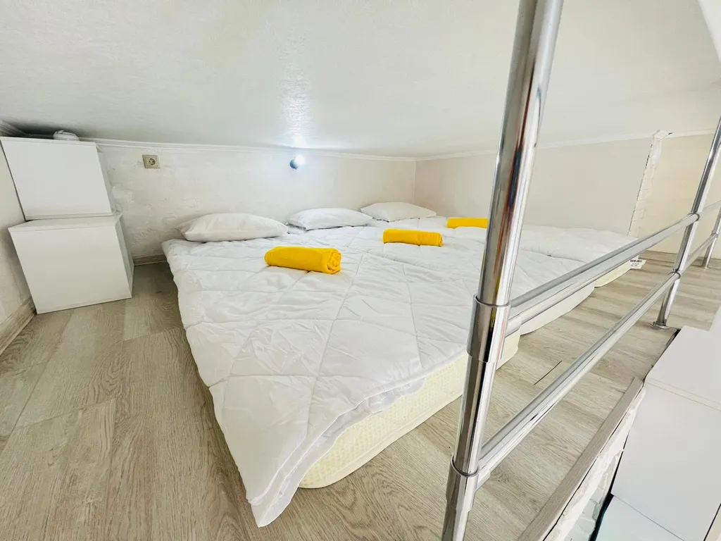 Двухуровневая студия с балконом и видом на бассейн