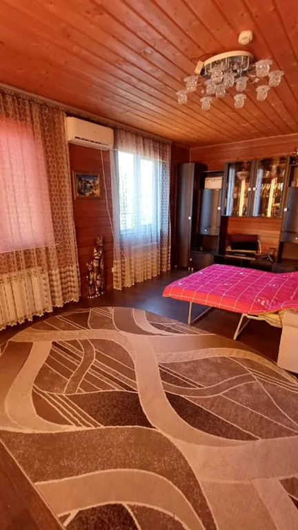 Деревянный дом в горах с видом на море