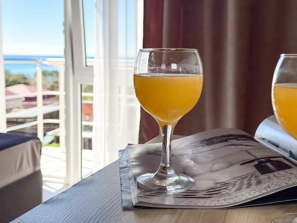 Трёхместный номер с балконом, завтрак, подогрев бассейн, 10 минут море