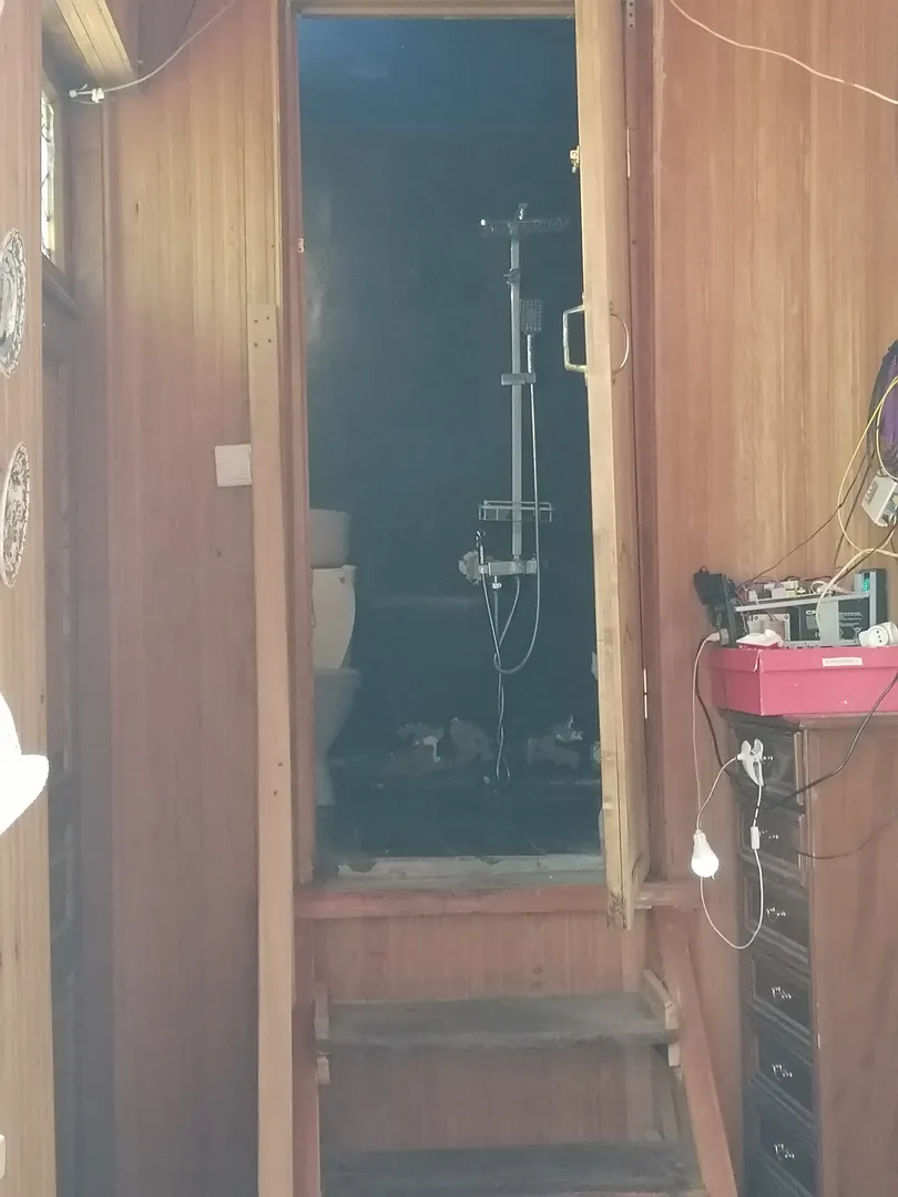 Чтобы подняться в санузел, нужно преодолеть пару ступенек