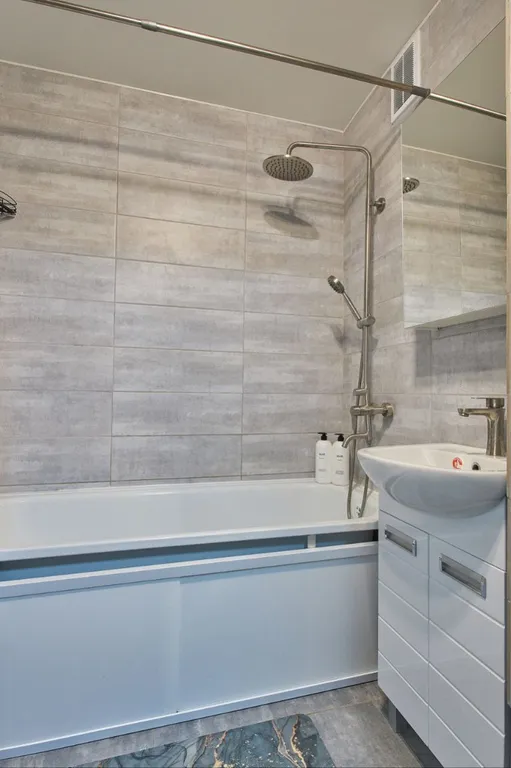 Светлая квартира с большой кроватью и Smart TV