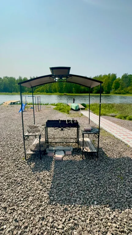 Уютный домик на берегу