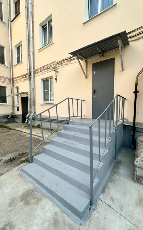 Просторная квартира с отдельным входом возле гипермаркета Перекресток