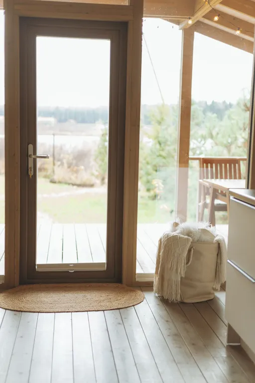 Дом с баней и чаном у воды и леса бохо