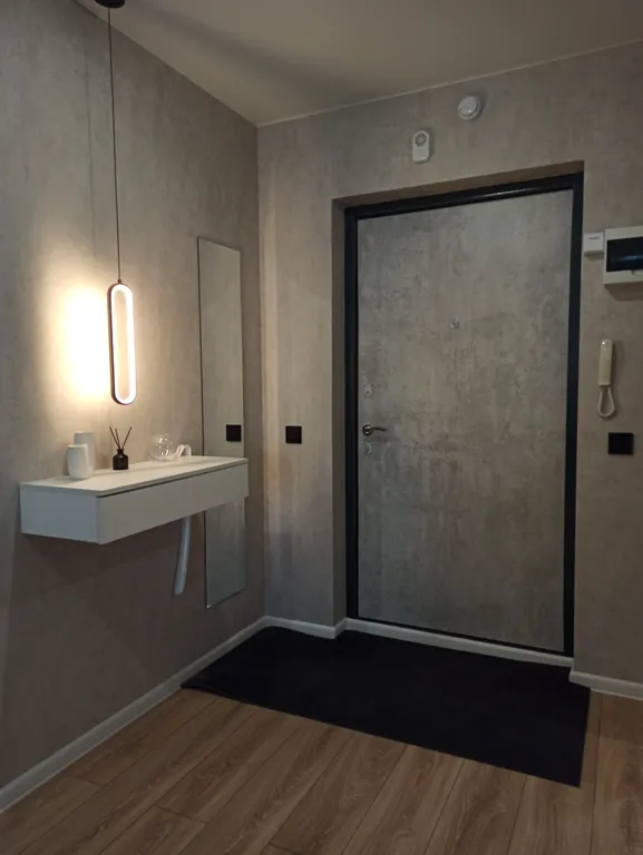 Высокая новостройка в центре города