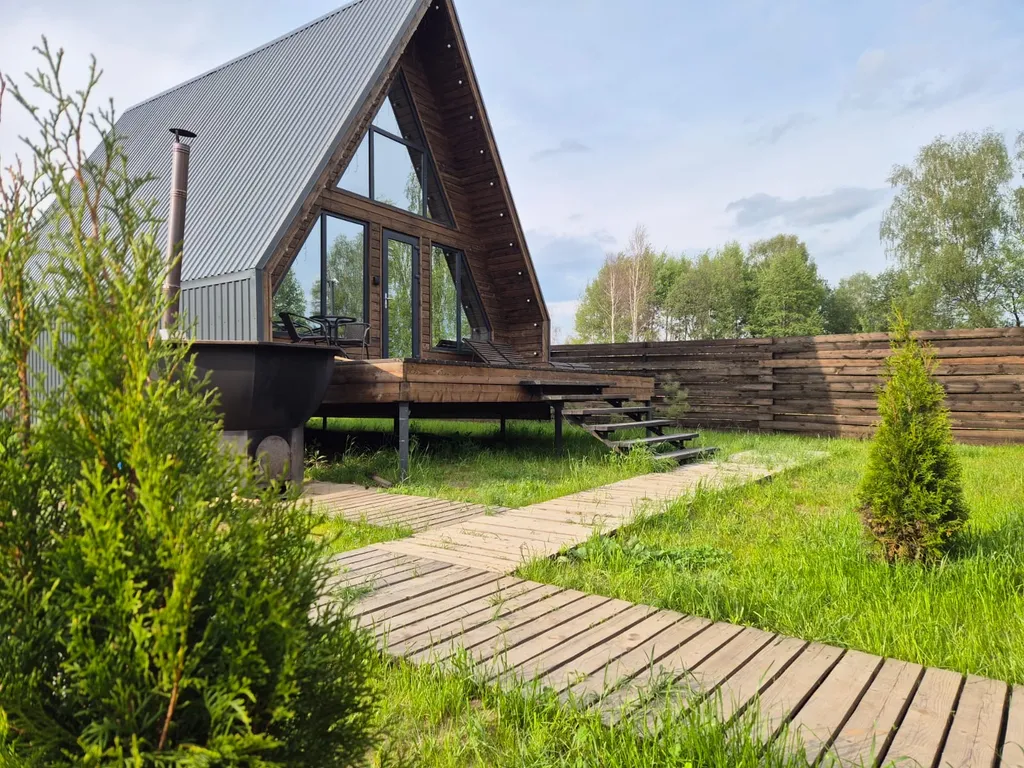 А-фрейм Кофейный с сибирским банным чаном и баней на берегу реки