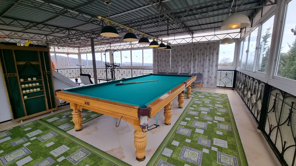 Трёхэтажный таунхаус в живописном месте с большим садом