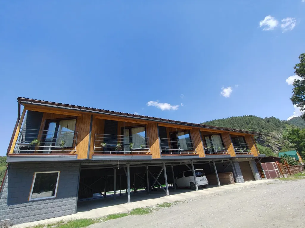 Современная студия на берегу реки