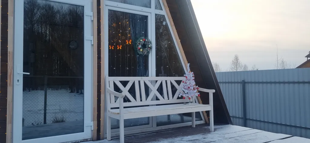 Дом-шалаш с видом на лес