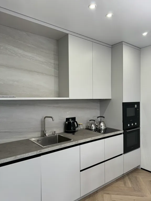 Дизайнерский ремонт с красивым вид из окна