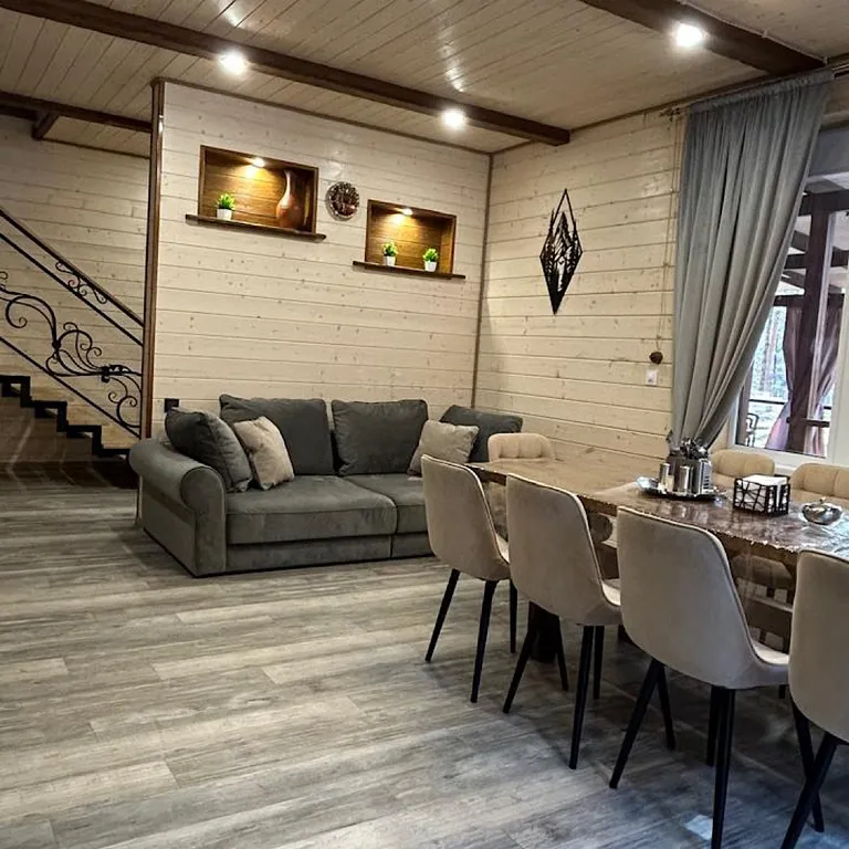 Средний дом в лесу, с видом на горы