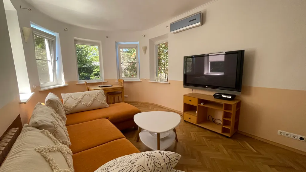 Дом и море через дорогу