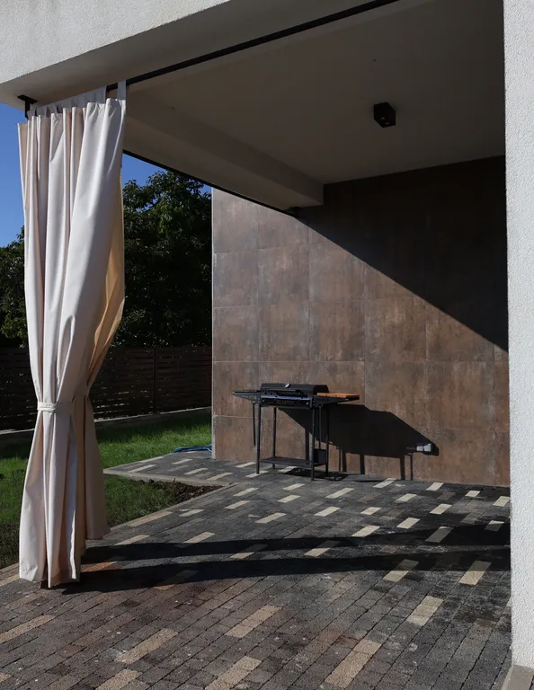 Светлый коттедж с видом на море