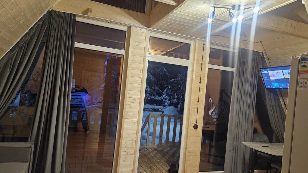 Новый двухуровневый Афрейм, две спальни и гостиная на Софийской поляне