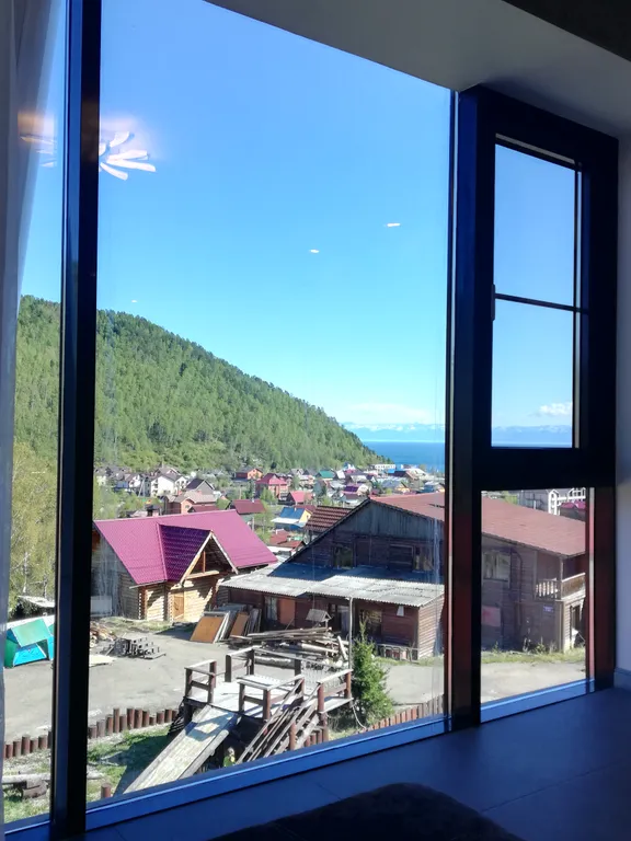 Люкс с панорамным окном и электрокамином