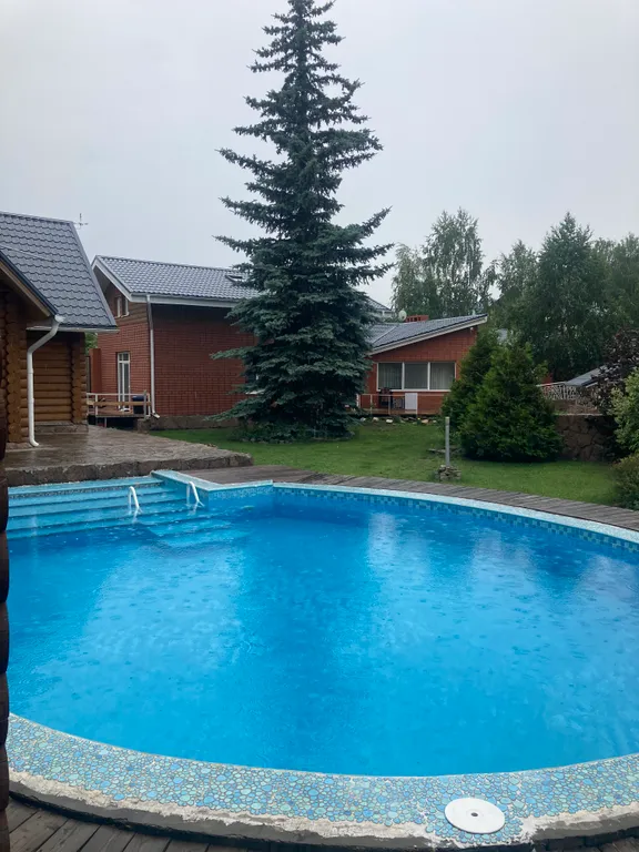 Дом в два этажа с двумя спальнями и гостиной, летний бассейн, баня