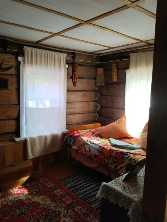 Деревенский домик на берегу озера