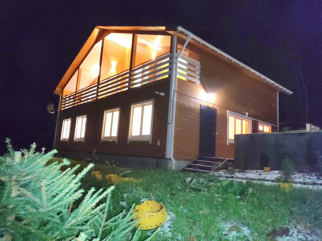 Петербургская дача на холме прямо у озера