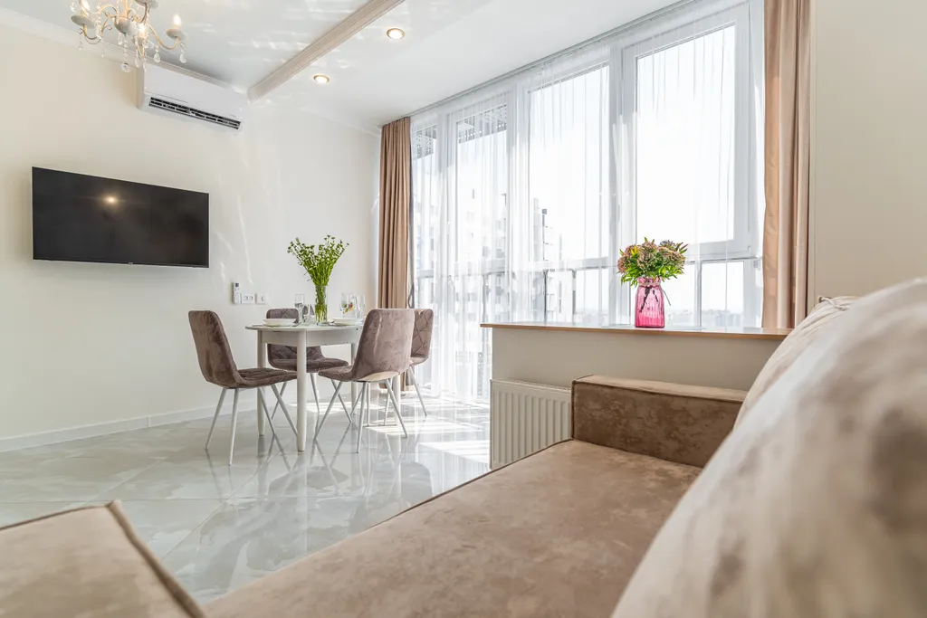 Стильная студия с потрясающим видом на море и город