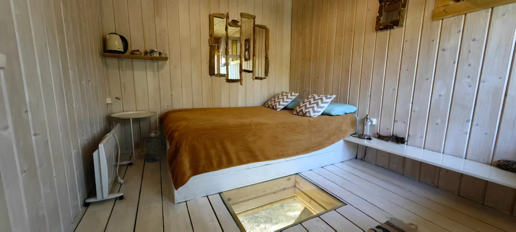 Коттедж Дом на дереве с окном на полу — Веськово