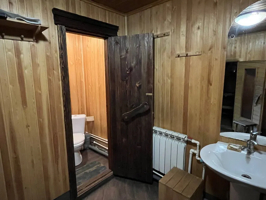 Коттедж и деревянная баня с большой комнатой отдыха