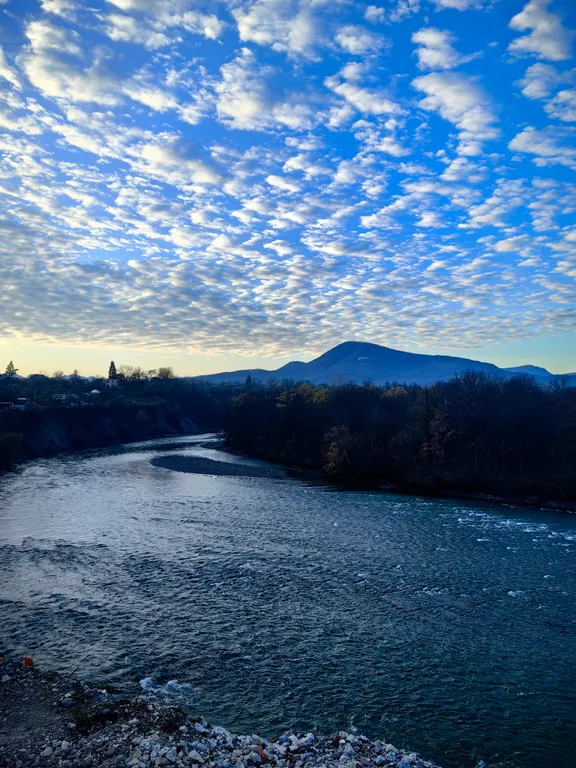 Уютный деревянный домик с видом на реку