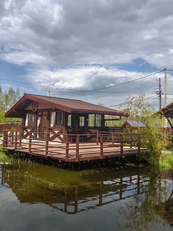 Красивый дом с камином на берегу живописной реки