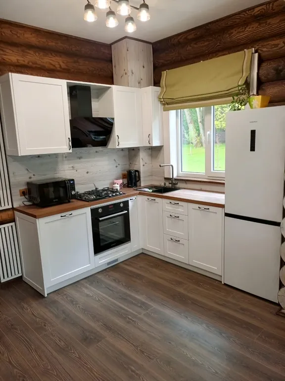 Уютный загородный дом с видом на лес