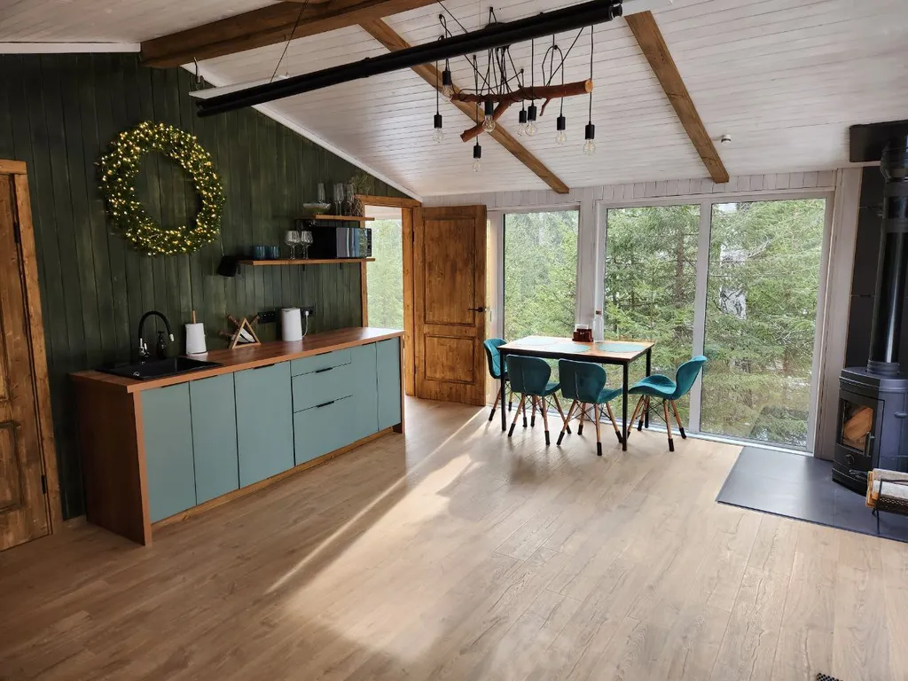 Дом с панорамным видом на лес