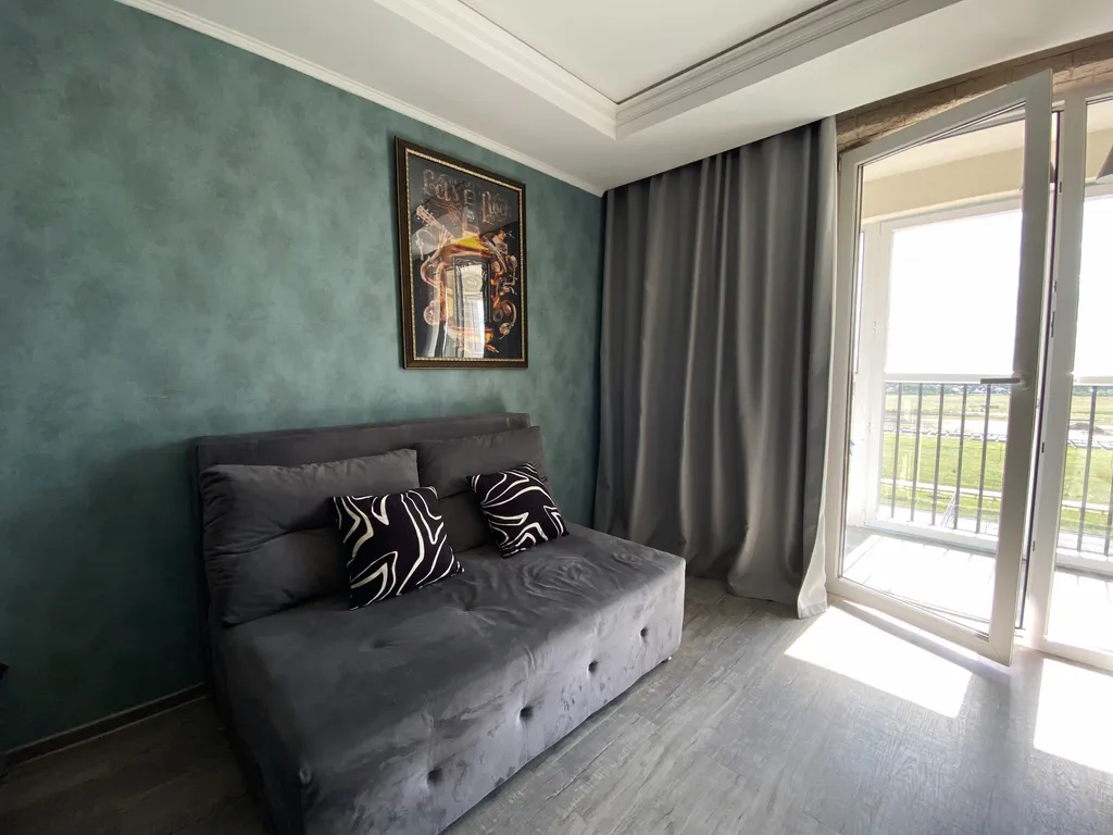 Квартира Crystal View — студия с панорамными окнами и закатом за стеклом — аренда посуточно в Тюмень