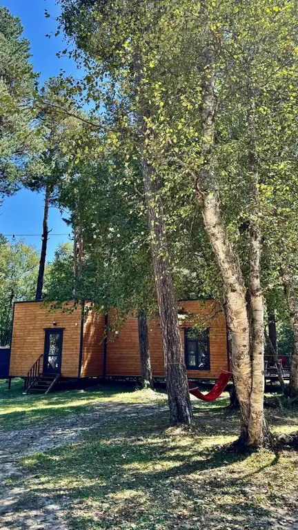 Шале с террасой на берегу реки