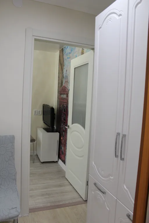 Уютная двухкомнатная квартира в спокойном районе, с кроватью и диваном