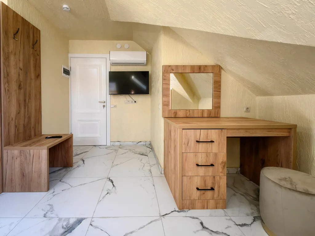 Светлая студия на мансардном этаже с видом на горы