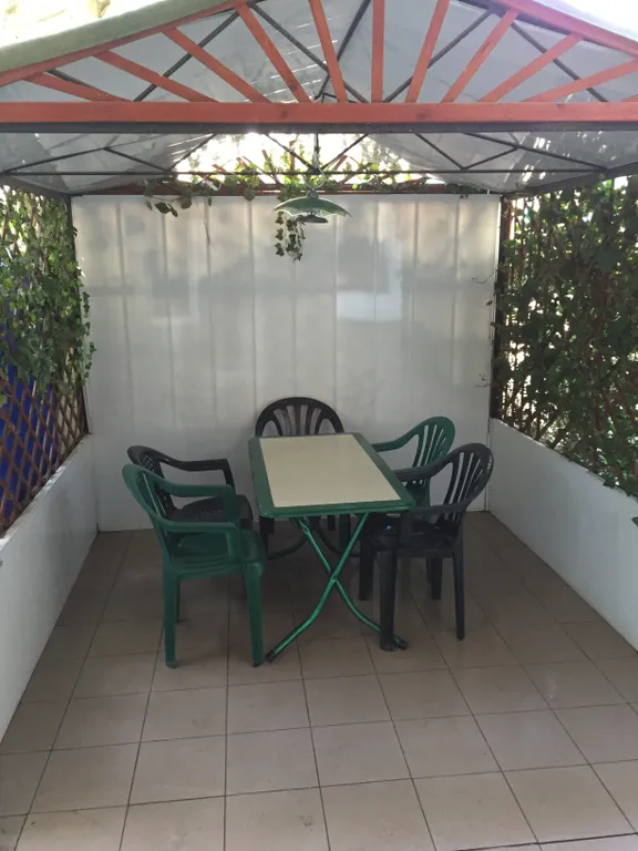 Трёхкомнатная квартира с видом на горы и с индивидуальным двориком