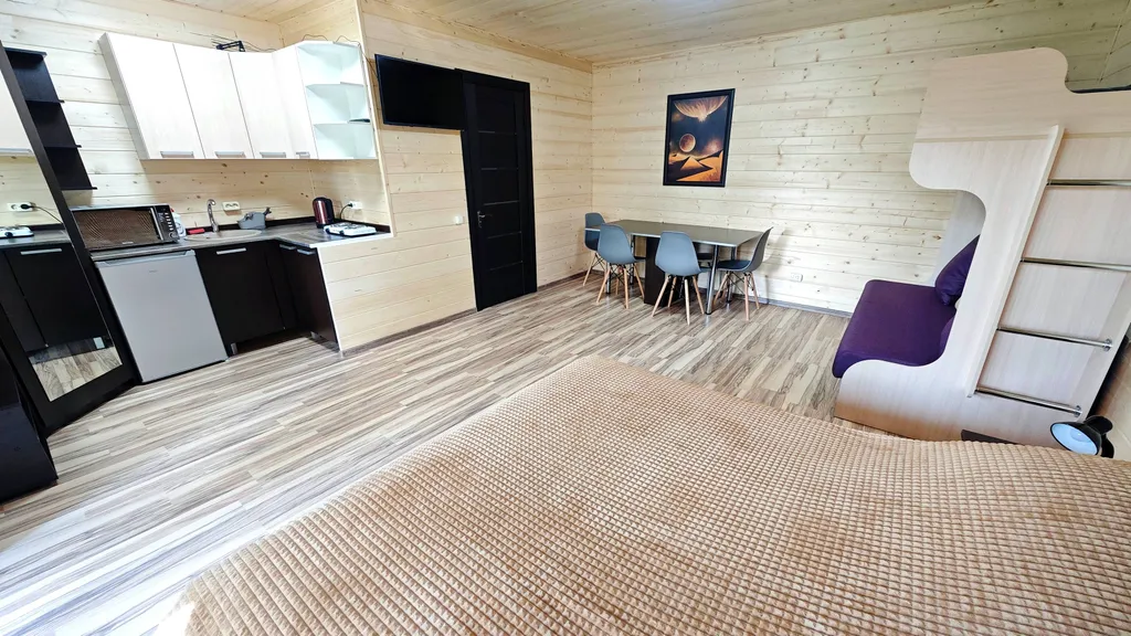 Солнечный домик-студия люкс с террасой, кухней, ванной комнатой