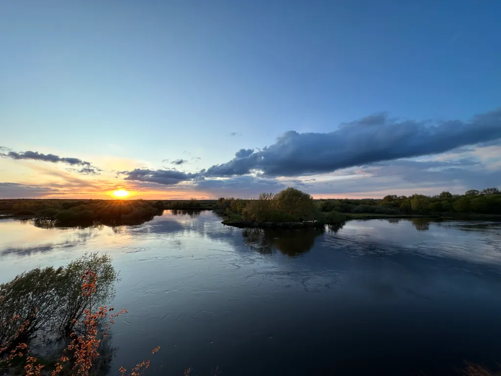 Современный дом на самом берегу реки