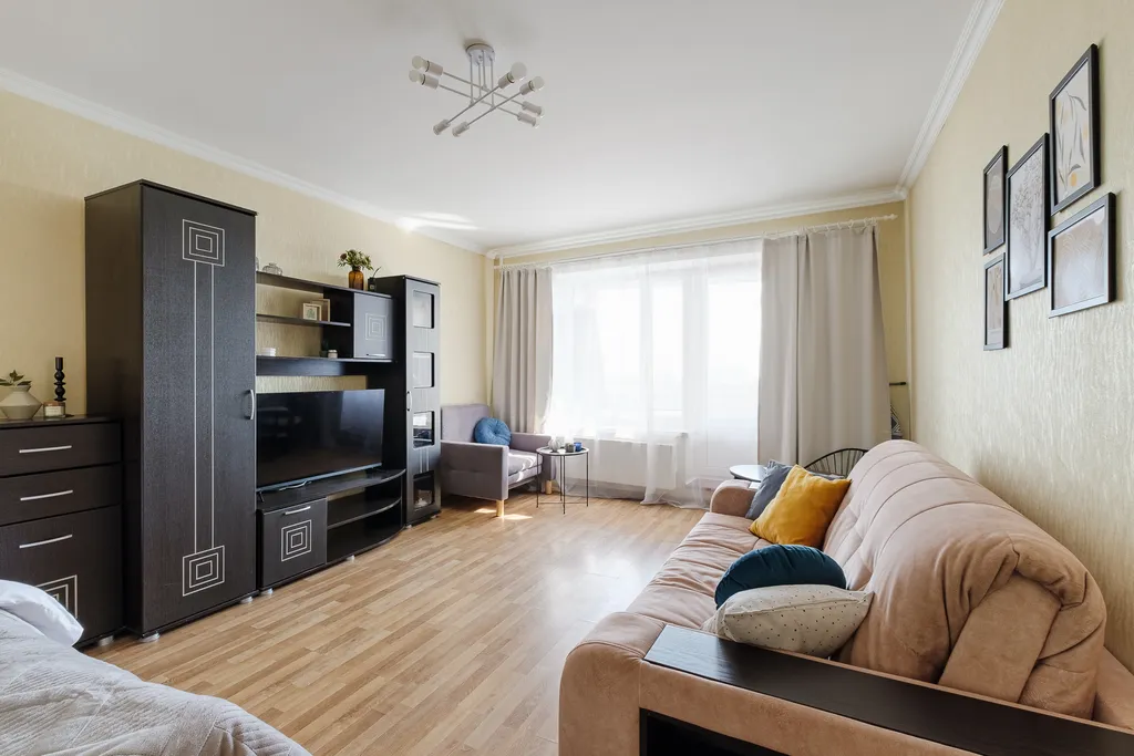 Широкая кровать и балкон для отдыха