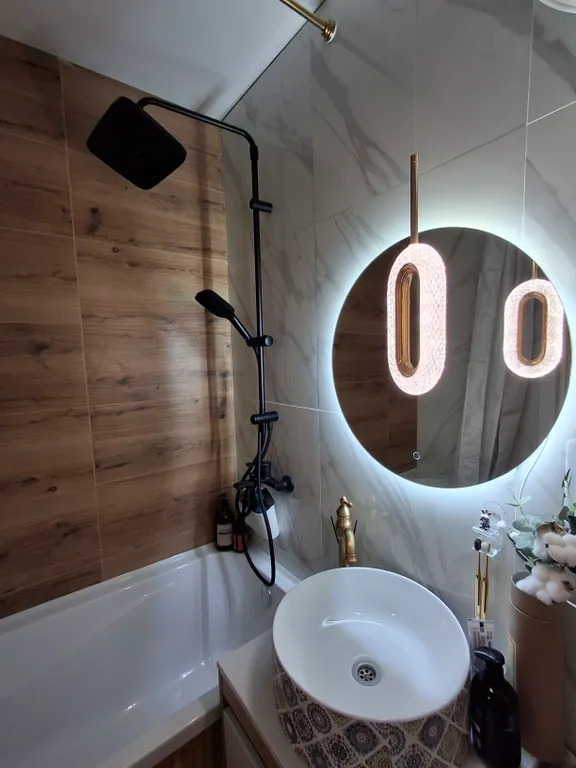 Квартира с подвесными креслами из ротанга на панорамной лоджии