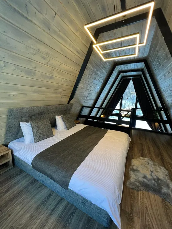 Треугольный дом у реки River House