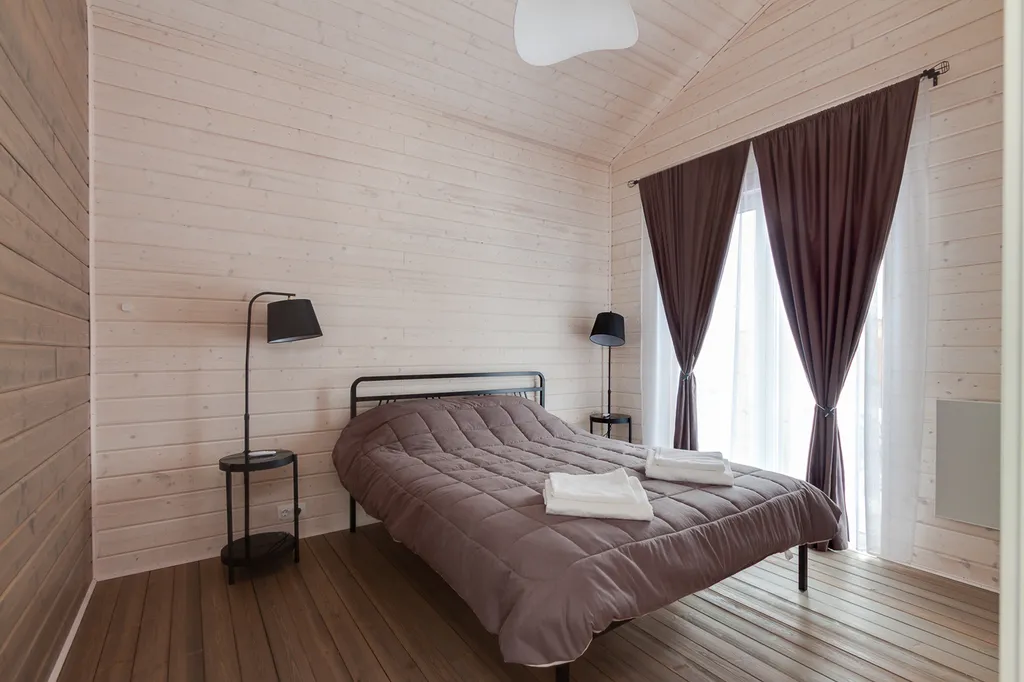 Уютный дом с панорамными окнами и видом на лес