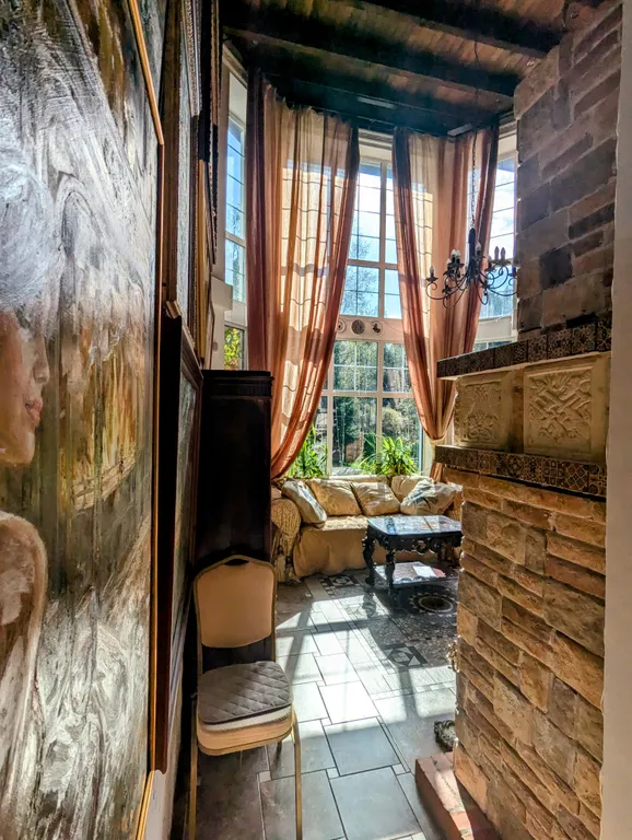 Большой красивый дом с камином в лесу