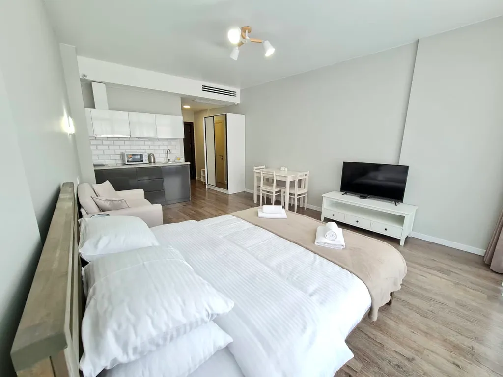 Просторный апартамент с видом на парк, море и бассейн