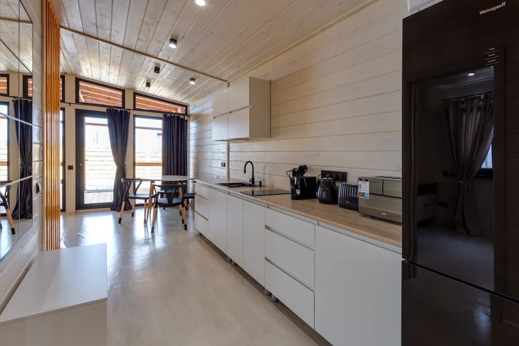 Современный дом на берегу моря