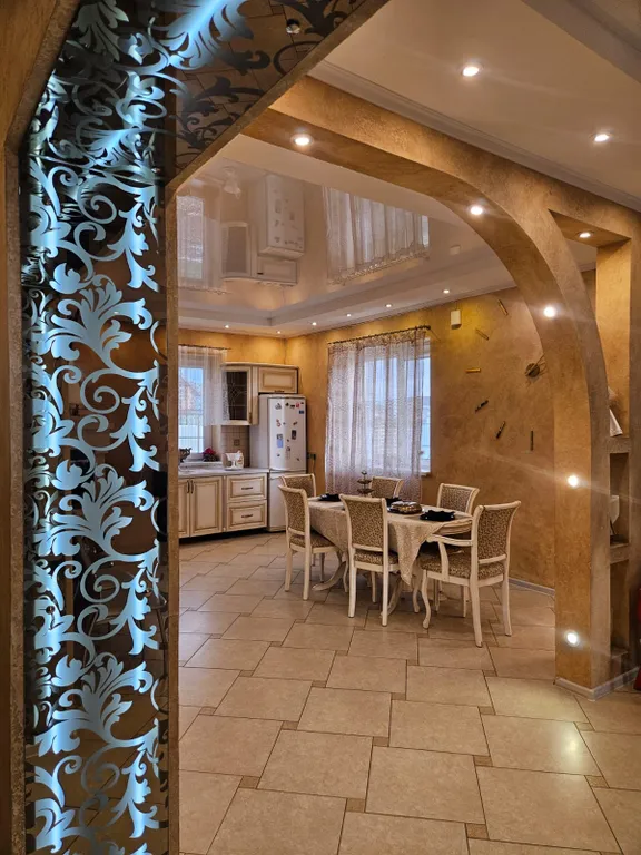 Уютный новый 3 этажный 10-комнатный гостeвoй дом с баней и прудом