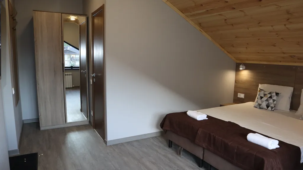 Стандартный трехместный номер с видом на горы